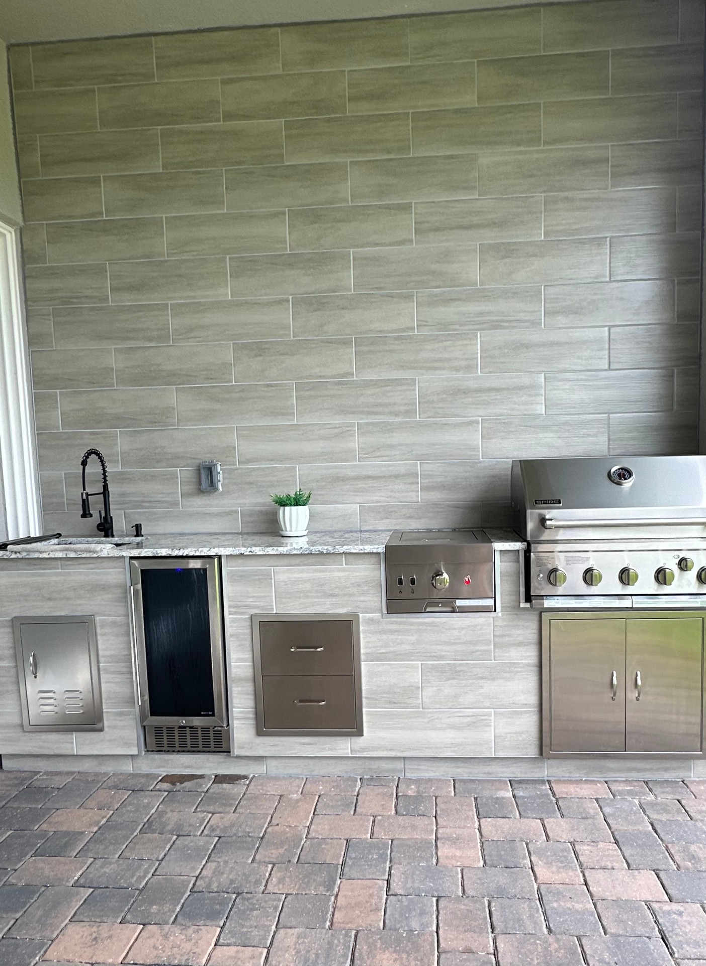 outdoor luxury Florida kitchen and grille
